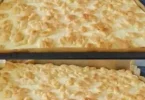 Fluffiger Wattekuchen in einer bunten Dessertpräsentation