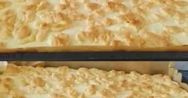 Fluffiger Wattekuchen in einer bunten Dessertpräsentation