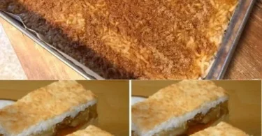 Weihnachtlicher Apfelkuchen mit Äpfeln und Zimt auf einem rustikalen Tisch