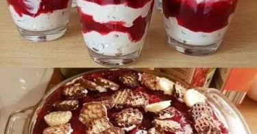 Weihnachts Schokokuss Dessert mit Schokolade und Baiser in festlicher Dekoration.