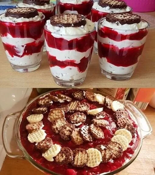 Weihnachts Schokokuss Dessert mit Schokolade und Baiser in festlicher Dekoration.