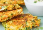 Zucchini-Fritter mit Hafer und Karotten auf einem Teller serviert