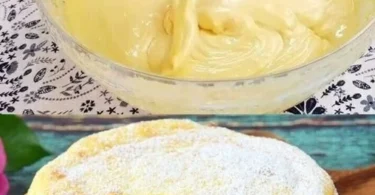 Zuckerfreier Joghurtkuchen mit 3 Zutaten auf einem Teller