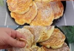 Leckere Apfel Joghurt Pfannkuchen auf einem Teller serviert mit frischen Äpfeln.