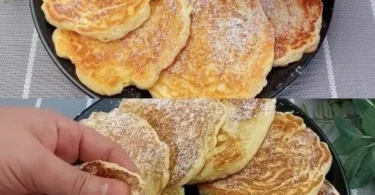 Leckere Apfel Joghurt Pfannkuchen auf einem Teller serviert mit frischen Äpfeln.