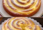 Apfelkuchen mit Vanillepudding auf einem Holzbrett serviert