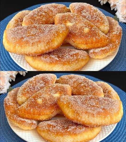 Apfeltaschen mit Quark gefüllt, frisch gebacken und serviert
