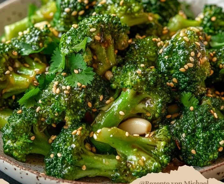 Asiatischer Brokkoli mit SesamZutaten- 500 g frischer Brokkoli
- 2 EL Sesamöl
- 2 Knoblauchzehen, fein gehackt
- 1 EL Sojasauce
- 1 EL Reisessig
- 1 TL Honig
- 2 EL gerösteter Sesa...