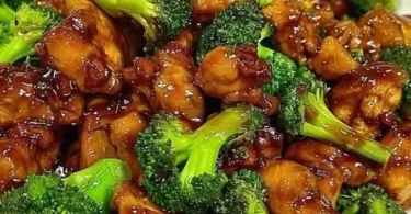 Asiatisches Hähnchen mit Brokkoli auf einem Teller serviert