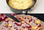 Blitz Kirschkuchen mit Pudding auf einem Teller