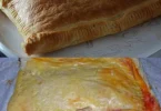 Eine köstliche Calzone mit Blätterteig gefüllt mit frischen Zutaten.
