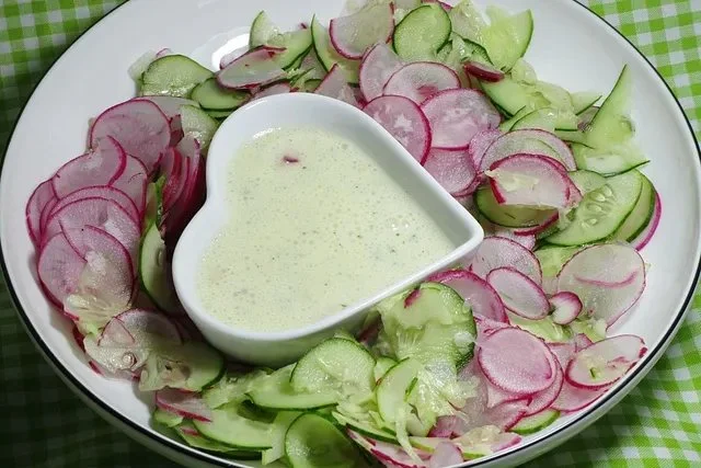 Cremiges Sauerrahm-Joghurt-Salatdressing