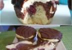 Leckere Donauwellen Muffins auf einem Teller, dekoriert mit Schokolade und Kirschen.