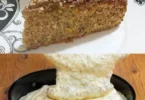 Drehender Kuchen mit leckerer Glasur auf einem Tisch