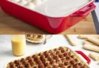 Leckeres Eierlikör Tiramisu in einer Dessertschale serviert.