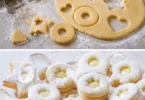Leckere Eierlikörplätzchen auf einem Blech mit Puderzucker bestaubt