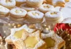 Leckere Eierlikörplätzchen auf einem Teller, perfekt für Festlichkeiten.