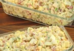 Eiersalat mit Mayonnaise in einer Schüssel