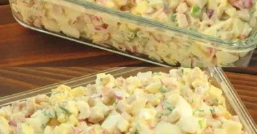 Eiersalat mit Mayonnaise in einer Schüssel