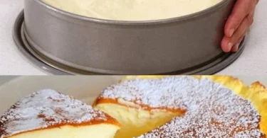 Extra cremiger Quarkkuchen auf einem Teller garniert mit Früchten
