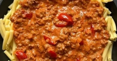Cremige Frischkäse Bolognese Sauce mit frischen Zutaten zubereitet