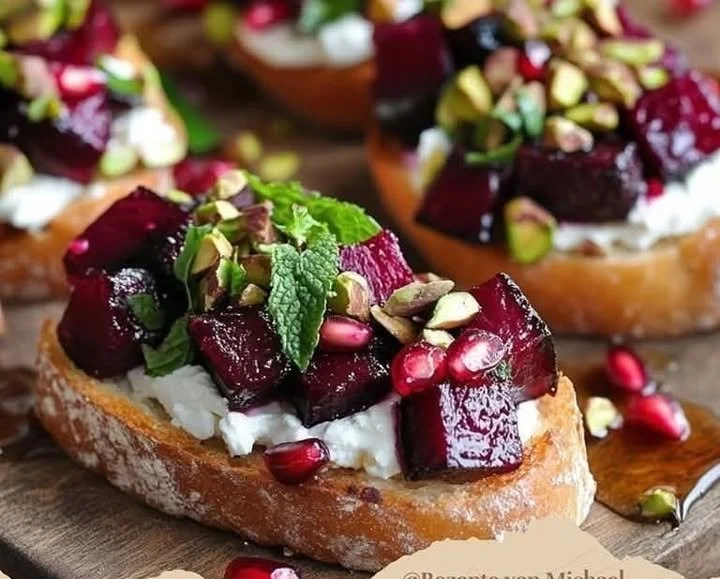 Rezept für Geröstete Rote-Bete-Granatapfel-Crostini
Zutaten (für 4 Personen):
2 mittelgroße Rote Bete
1 Baguette, in dünne Scheiben geschnitten
100 g Ziegenkäse (oder Frischkäse)
1 Granatapfel,...