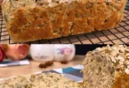 Sliced Haferflocken-Kürbiskern-Brot auf einem Holzbrett