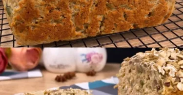 Sliced Haferflocken-Kürbiskern-Brot auf einem Holzbrett