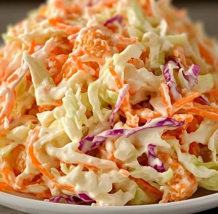 Hausgemachter KFC Coleslaw – der perfekte Begleiter für jedes Grillfest oder Familienessen! 🥗🍴📋Zutaten:- 1 kleiner Kopf Weißkohl, fein gehackt
- 2 Karotten, geraspelt
- 1 kleine Zwiebel, fein...