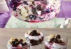 Köstliches Heidelbeer-Mascarpone Dessert in elegantem Glas serviert