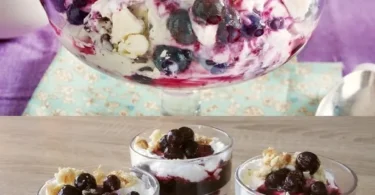 Köstliches Heidelbeer-Mascarpone Dessert in elegantem Glas serviert