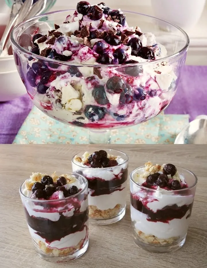 Köstliches Heidelbeer-Mascarpone Dessert in elegantem Glas serviert