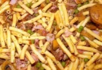 Hirtenmakkaroni mit Hackfleisch auf einem bunten Teller serviert