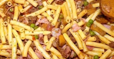 Hirtenmakkaroni mit Hackfleisch auf einem bunten Teller serviert