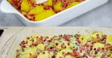 Leckere Kartoffeln alla Carbonara auf einem Teller garniert mit Parmesan und Petersilie