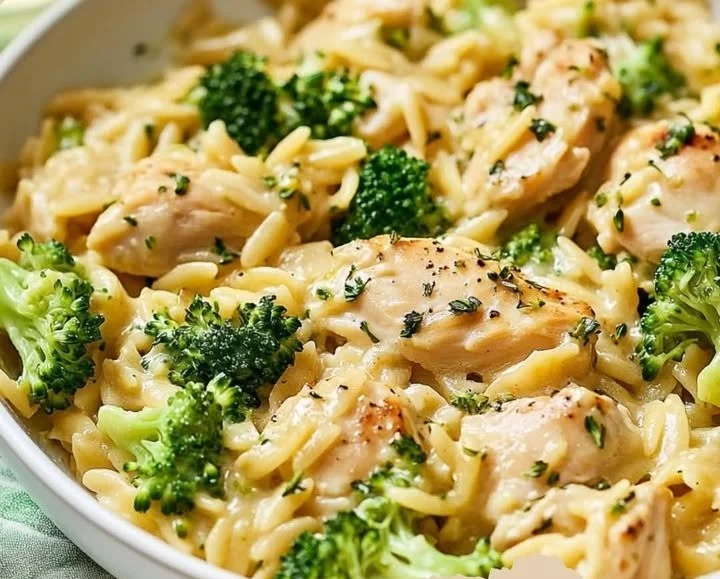 Käse-Hühnchen-Brokkoli-Orzo aus einem Topf – Ein einfaches und köstliches GerichtZutaten 📋- 400 g Hähnchenbrustfilet (in Würfel geschnitten)
- 250 g Orzo (oder Reis)
- 300 g Brokkoli (in Rö...
