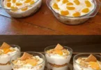 Käse Sahne Dessert in einer eleganten Schale serviert