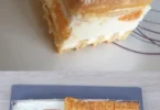 Leckere Käse-Sahne Schnitten auf einem Teller serviert.