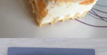 Leckere Käse-Sahne Schnitten auf einem Teller serviert.
