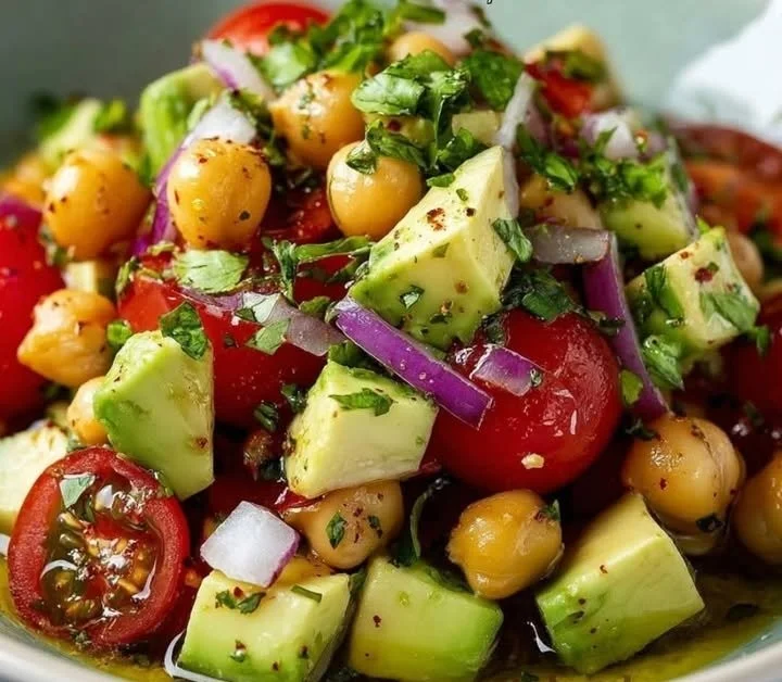 Kichererbsensalat mit Avocado und TomateZutaten
- 1 Dose Kichererbsen, abgetropft und abgespült
- 1 reife Avocado, gewürfelt
- 2 große Tomaten, gewürfelt
- 1 kleine rote Zwiebel, fein geh...