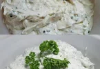 Schüssel mit Knoblauchdip, ideal für Snacks und Grillgerichte