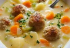 Kohlrabi-Möhren Eintopf mit Hackbällchen in einer Schüssel serviert