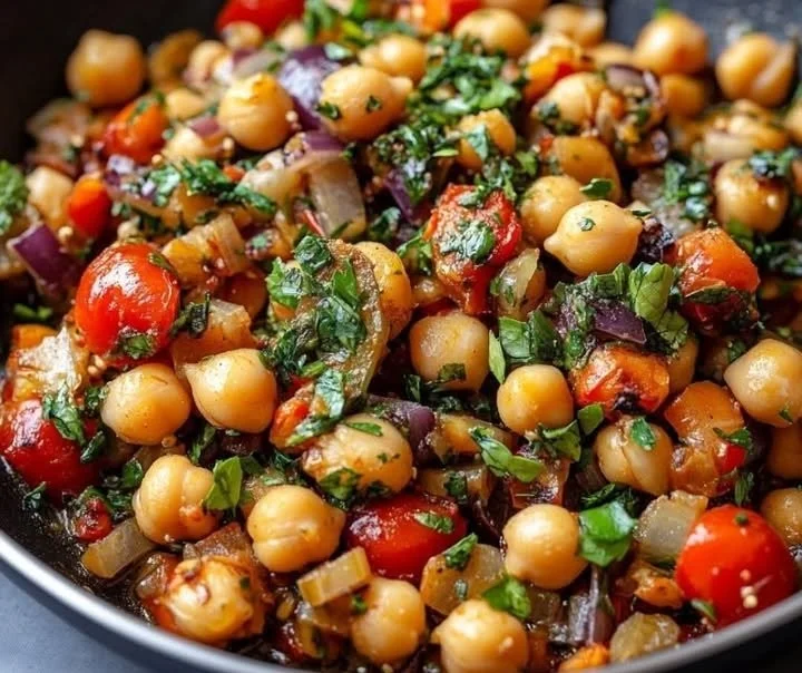 Mediterranes Ein-Pfannen-Gericht mit KichererbsenZutaten 📋- 400 g Kichererbsen (aus der Dose, gut abgespült)
- 1 Zwiebel (gewürfelt)
- 2 Knoblauchzehen (gehackt)
- 1 rote Paprika (gewürfelt)
-...