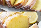 Minuten Zitronen Joghurtkuchen auf einem Tisch serviert