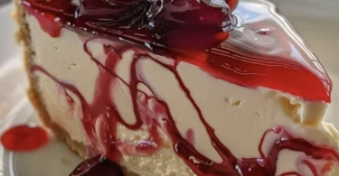 Nuss Käsekuchen ohne Backen auf einem Teller mit einer Gabel