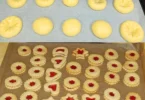 Traditionelles Omas Buttergebäck in einer rustikalen Plattenanrichtung.