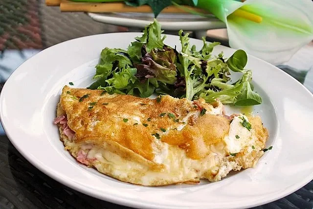 Omelette mit Schinken und Käse