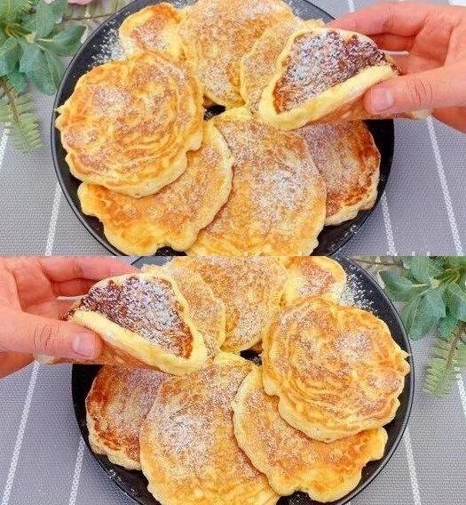 Pfannkuchen mit Joghurt und Haferflocken auf einem Teller serviert.