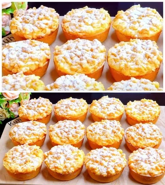 Leckere Quark Muffins mit Streuseln auf einem Teller, bereit zum Servieren