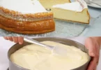 Leckerer Quarkkuchen auf einem Teller, dekoriert mit frischen Früchten